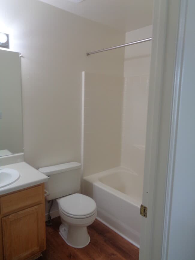 Building Photo - 777 Valley View Dr