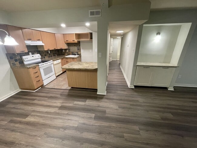 Building Photo - 3 bd 1.5 ba Condo