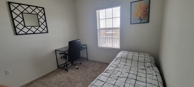 Foto del edificio - 2205 Forgetmenot Ln