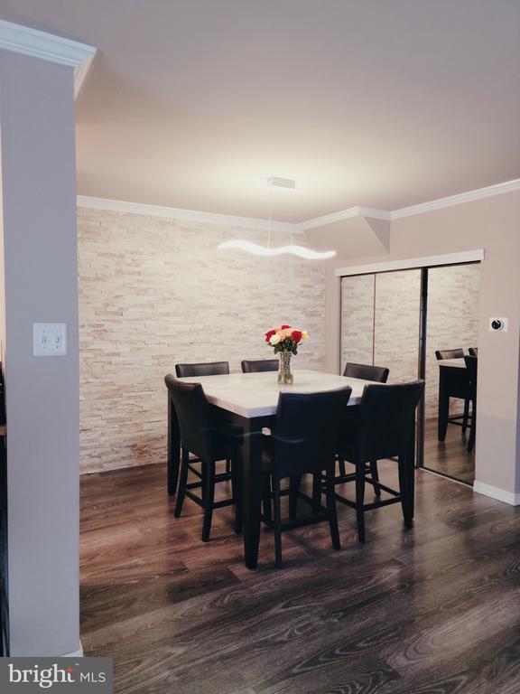 Building Photo - 9364 Neil Rd