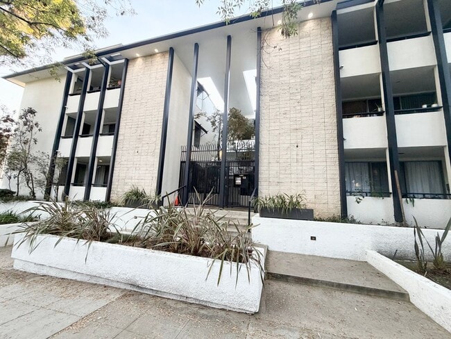 Building Photo - All utilities included 1 bedroom walking distance to Cal Tech