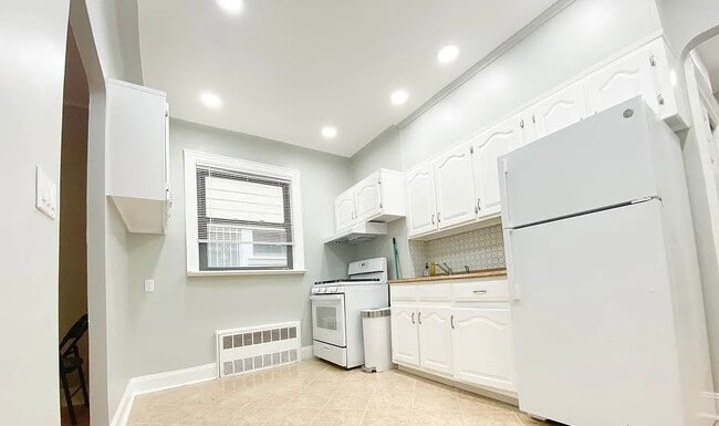 Building Photo - 248 E 54th St