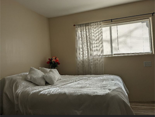 Queen bed with all bedding, blinds and curtains - 23 Rexford St
