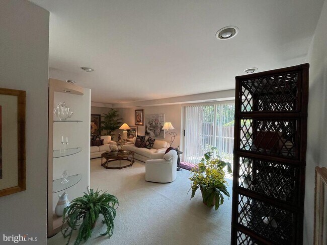 Foto del edificio - 1637 Oakwood Dr