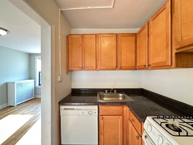 Foto del edificio - 629 W Belmont Ave
