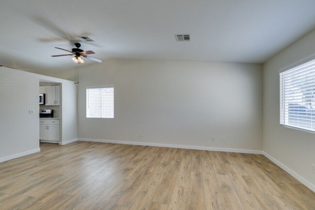 Building Photo - Beautiful 3 bedroom 2 bath home in NLV!