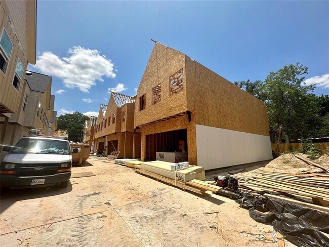 Building Photo - 4012 Northfield Ln