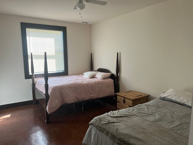 Foto del edificio - 3 bedroom with extra living area & office-Azle on half acre lots