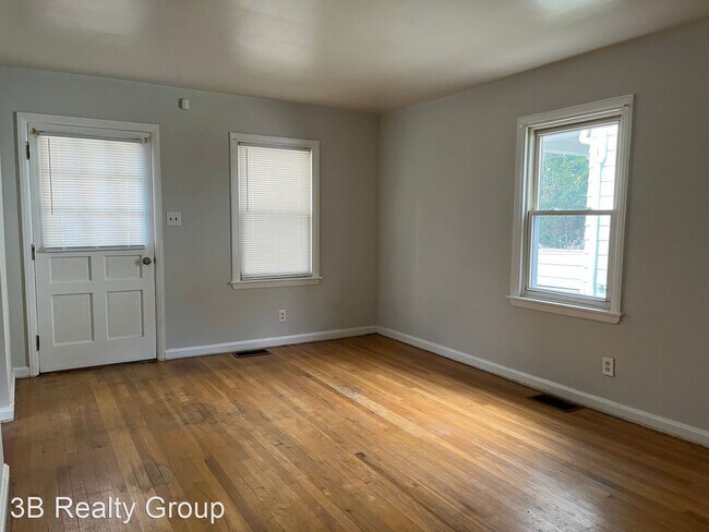 Foto del edificio - 2 br, 1.5 bath House - 5240 Warren Ave.