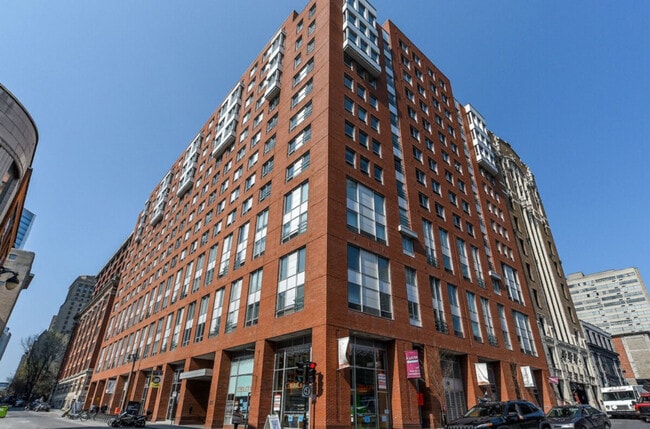 Building Photo - 1061 Rue St-Alexandre