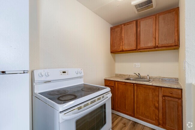 1 habitación, 1 baño - 570 pies cuadrados - Unidad 16 - Cocina - 17161 Denver St
