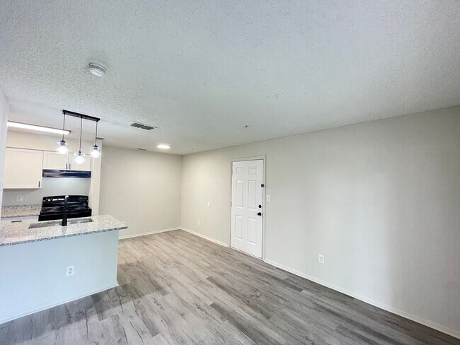 Foto del edificio - Fully Renovated 1-Bedroom, 1-Bath Condo in...