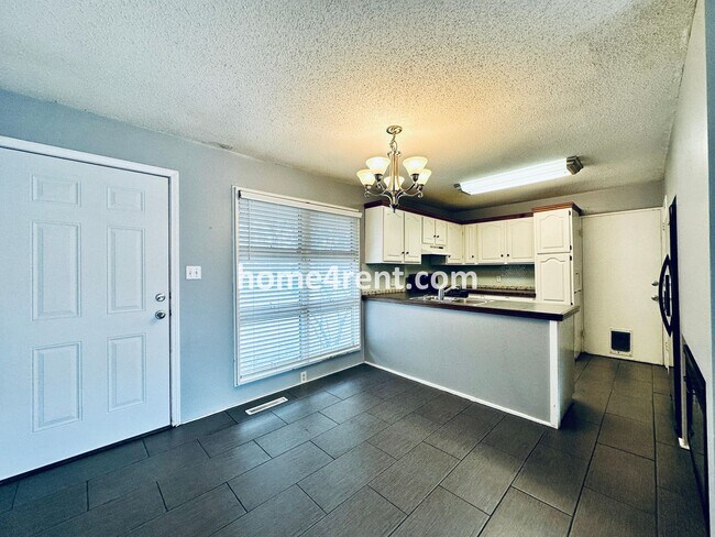 Foto del edificio - Charming Ranch Style, Prairie Village Home w/ a Fenced Yard, Updated Baths, and All Appliances In...