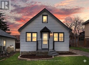 Building Photo - 377 Adelaide Ave W