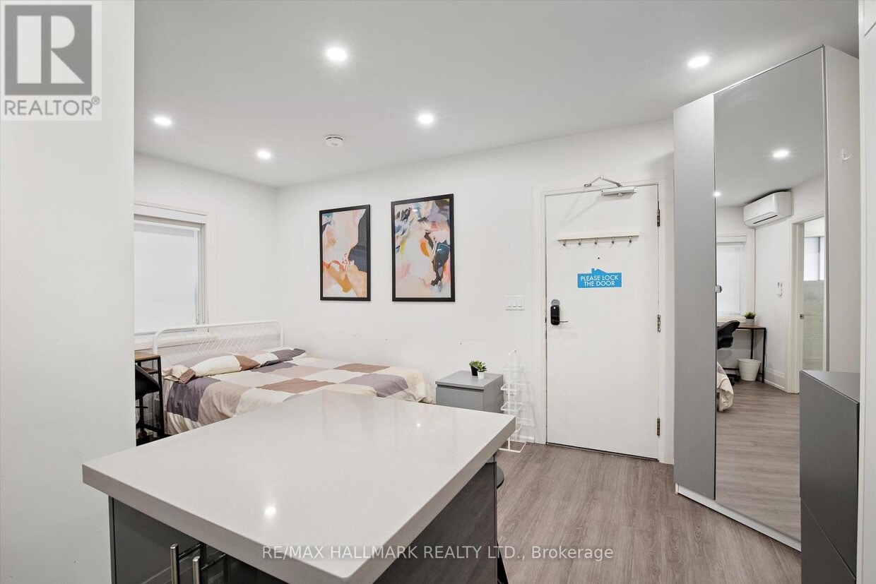 Primary Photo - 595-595 St Clair Ave W
