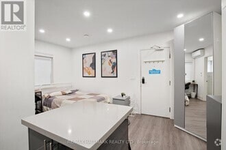 Building Photo - 595-595 St Clair Ave W