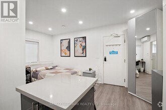 Building Photo - 595-595 St Clair Ave W