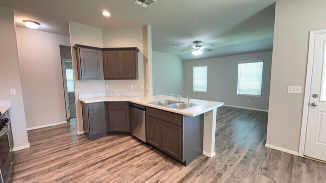 Building Photo - Welcome to this beautiful 3-bedroom, 2-bat...