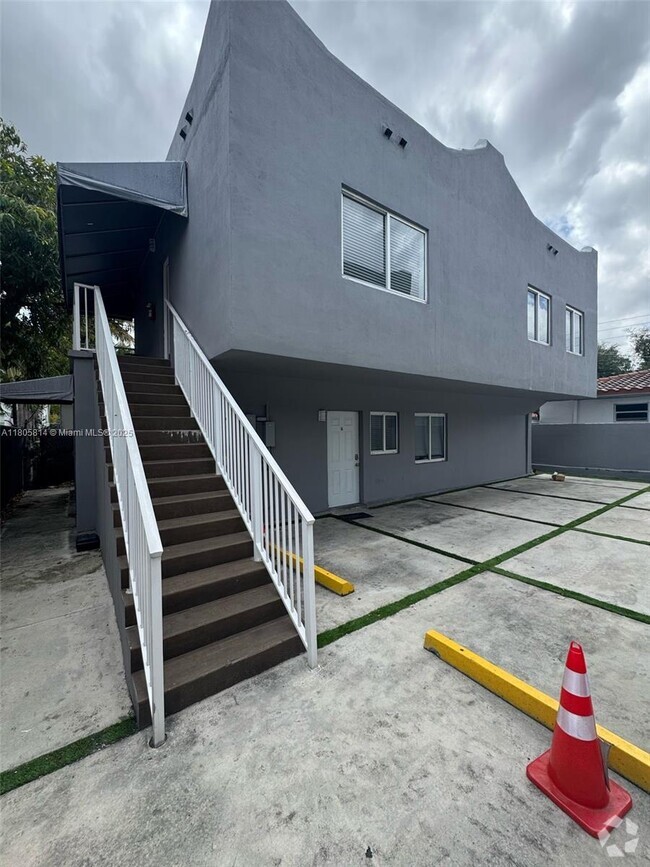 Building Photo - 1684 SW 10th St