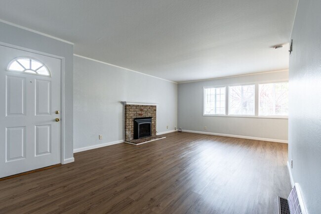Foto del edificio - Beautiful & bright 3 bed / 2 Bath San Brun...