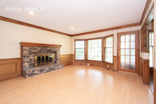 Foto del edificio - Traditional Overland Park 4-bedroom 2-stor...