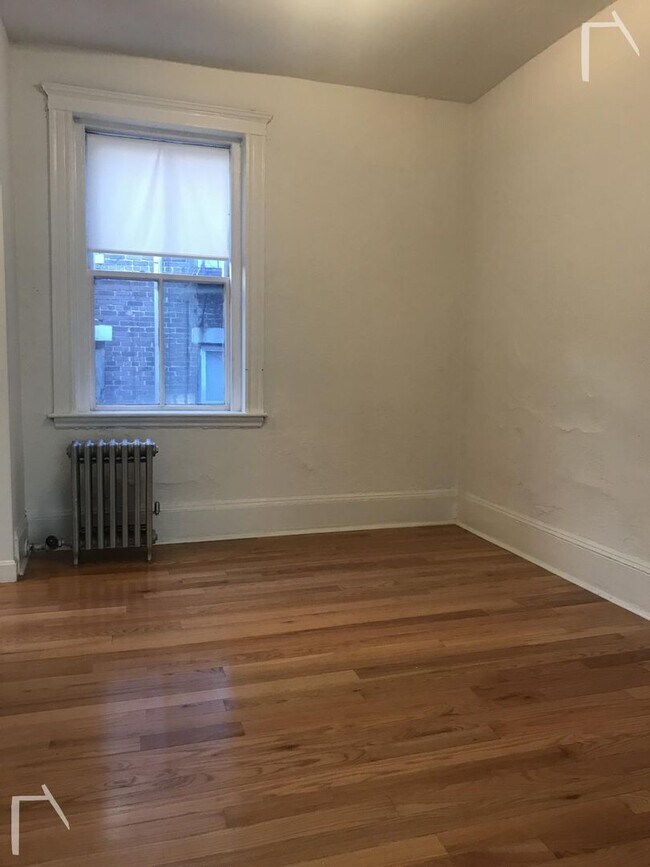 Building Photo - Avl NOW, No Fee! Charming 2-room studio in...