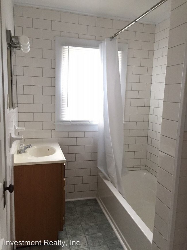 Building Photo - 2 br, 1 bath House - 114 S Elm St
