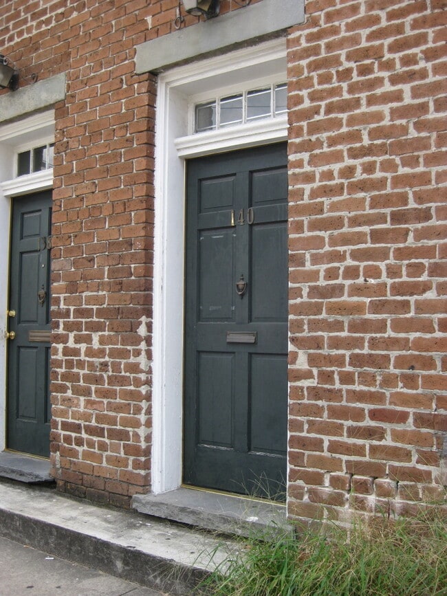 Building Photo - HISTORIC DOWNTOWN ONE BEDROOM!