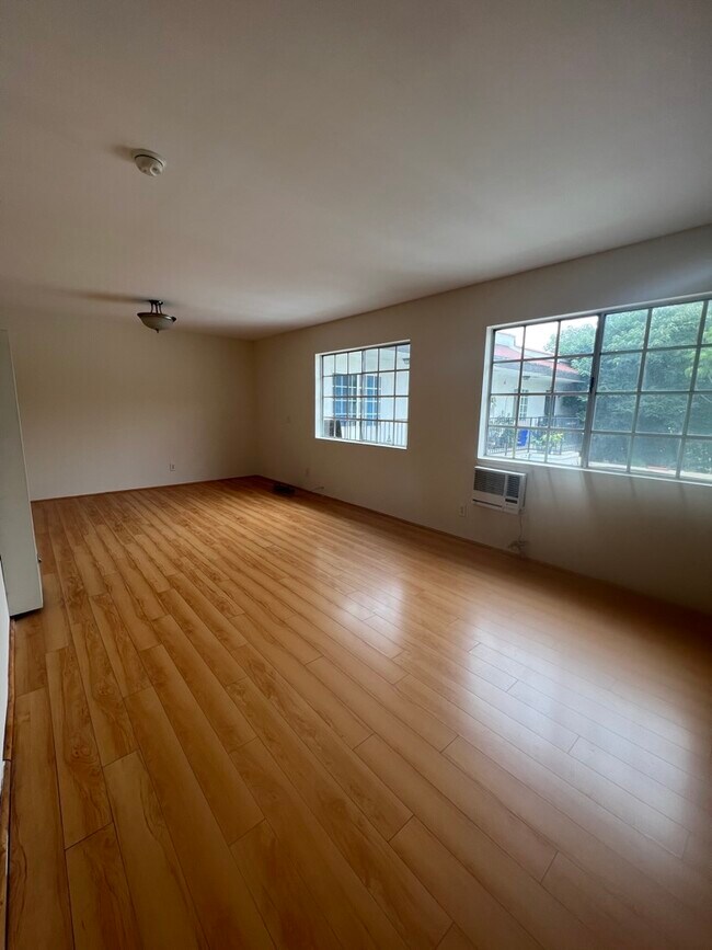 Foto del edificio - 1170 N Hobart Blvd