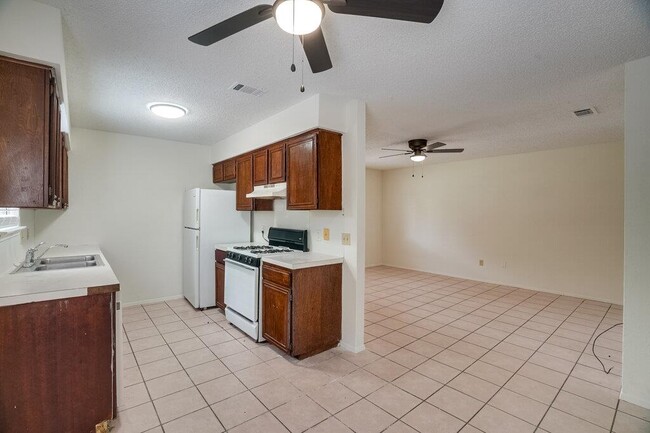 Building Photo - 10310 Little Pebble Dr