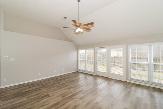 Foto del edificio - 9339 Chimneyrock Blvd.