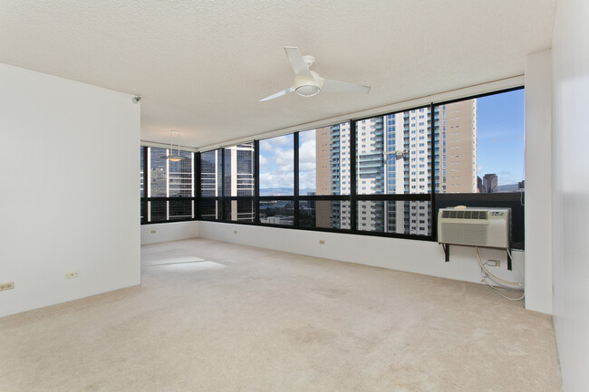 Pristine and spacious living area - 876 Curtis St