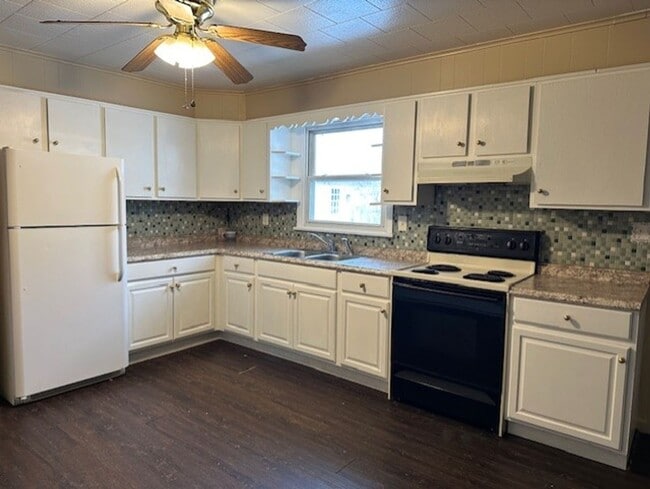 Building Photo - 401 E Main St