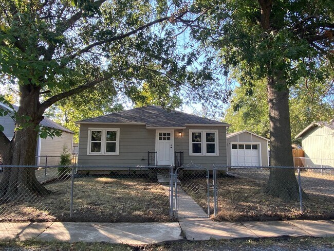 Building Photo - 923 Olive St.