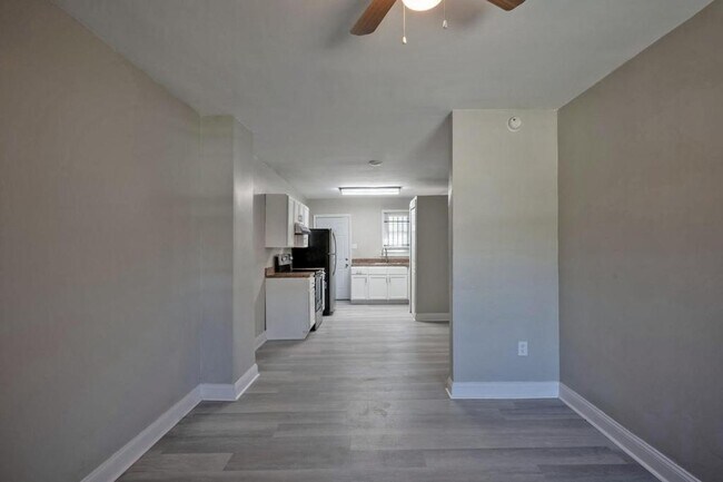 Building Photo - 2036 W 11th St