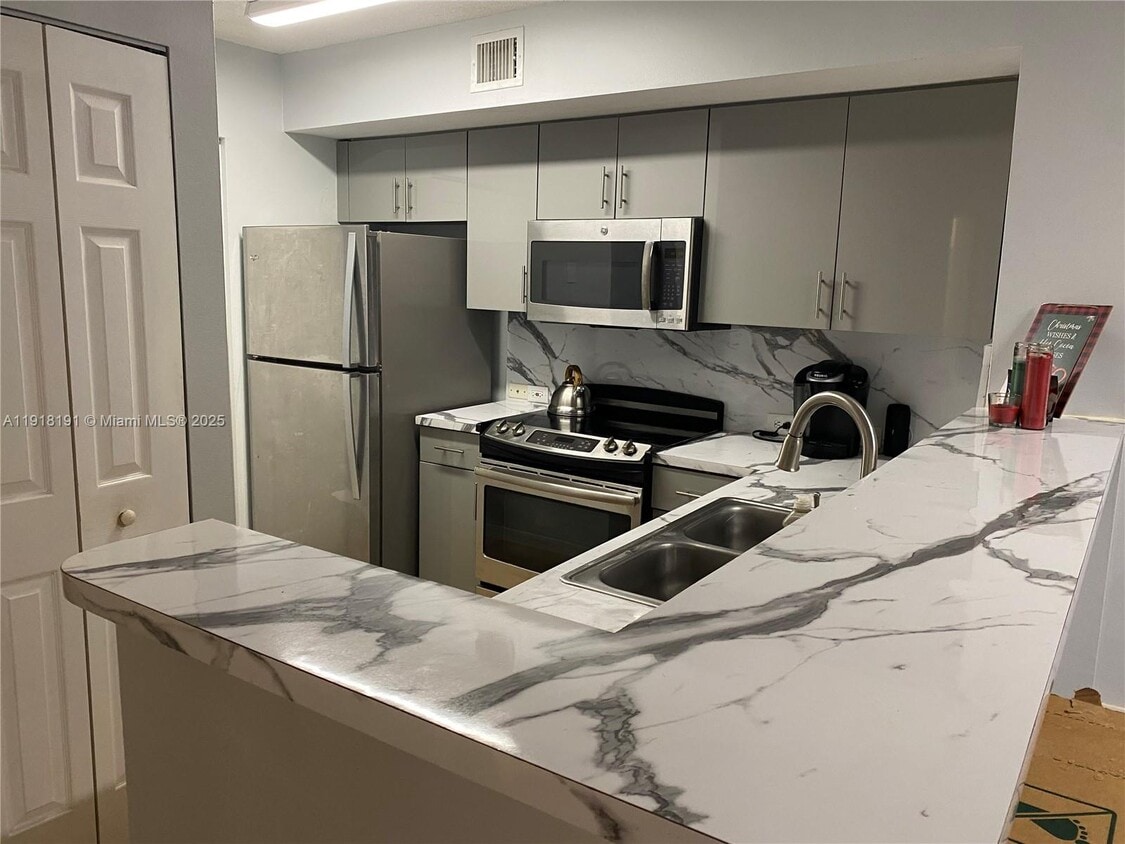 Foto principal - 677 SW 111th Ave