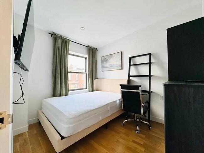 Foto del edificio - Furnished room/NOT APARTMENT