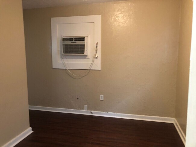 Building Photo - 245 1/2 N. M STREET UNIT A  1 BEDROOM 1 BA...