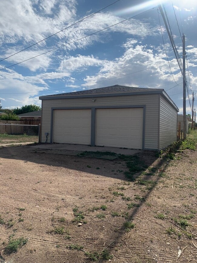 Building Photo - 3 BEDROOM, 1 BATHROOM, RANCH STYLE SINGLE FAMILY HOME WITH OVERSIZED 2 CAR DETACHED GARAGE