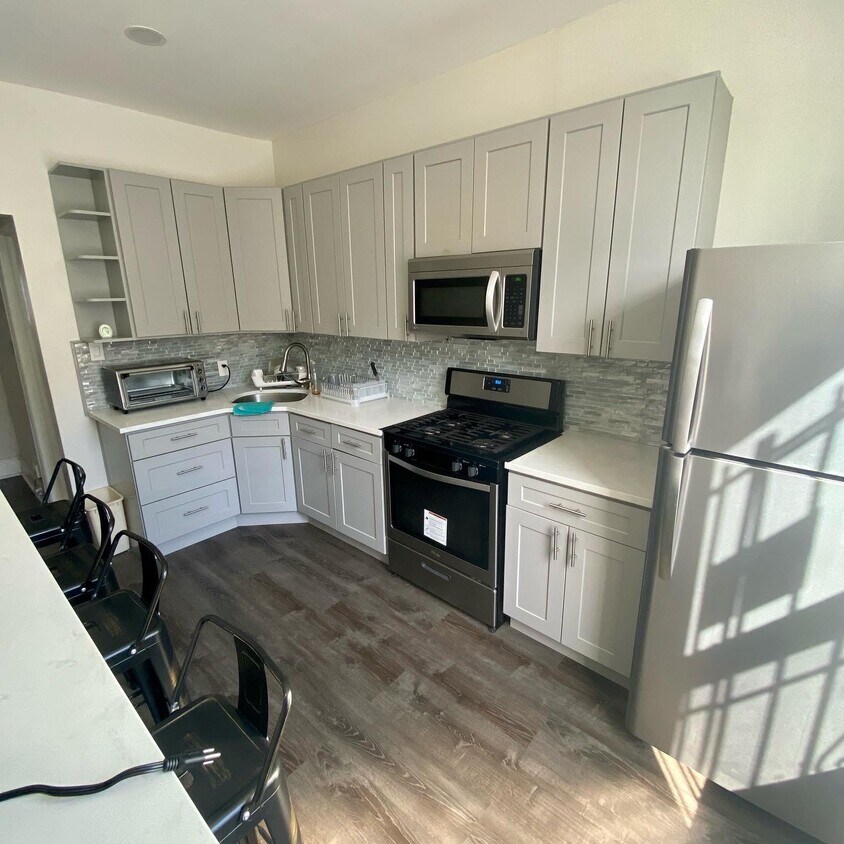 Foto principal - 811 Utica Ave
