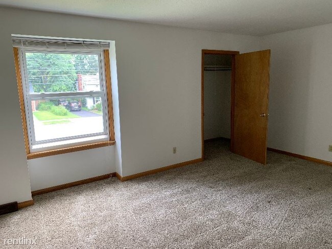 Building Photo - 2 br, 1.5 bath Townhome - 621-27 E. Grandview