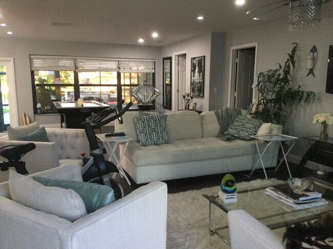 Building Photo - 901 Don Juan Ct