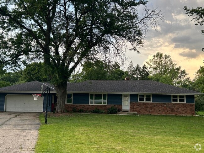 Building Photo - N2W27318 Lyles Dr