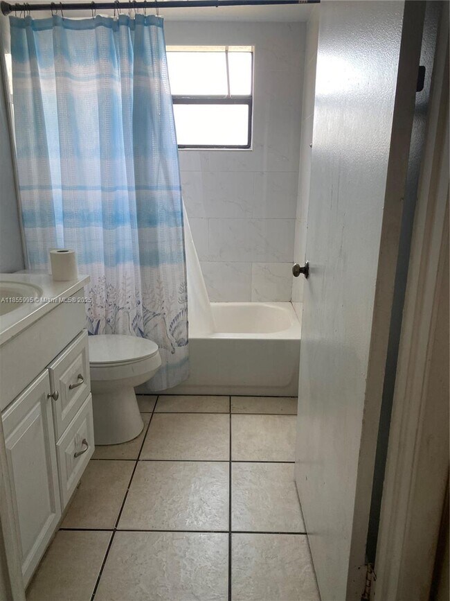 Foto del edificio - 2705 W 64th Pl