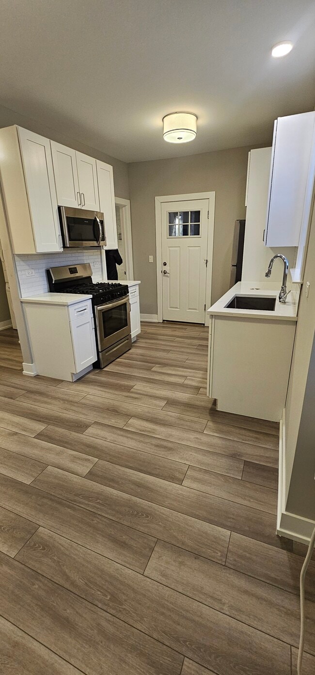 Building Photo - 3929 N Janssen Ave