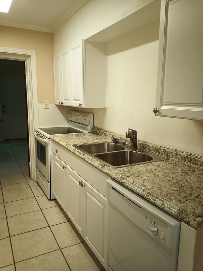 Cocina de galera - 2678 Richard Rd