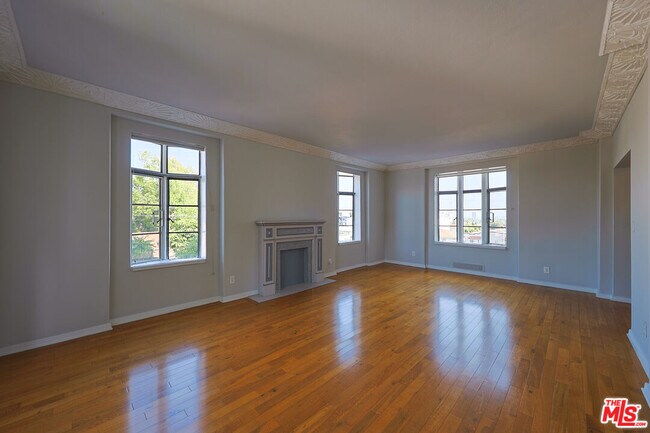 Foto del edificio - 1314 N HAYWORTH Ave