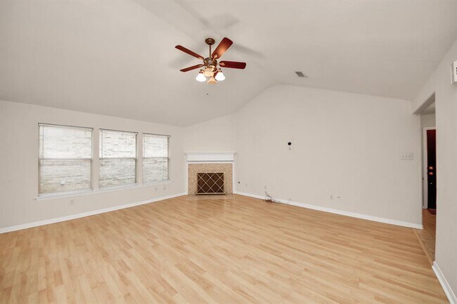 Foto del edificio - 3211 Crestbridge Ln