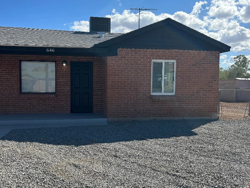 Foto principal - 646 N Desert Ave