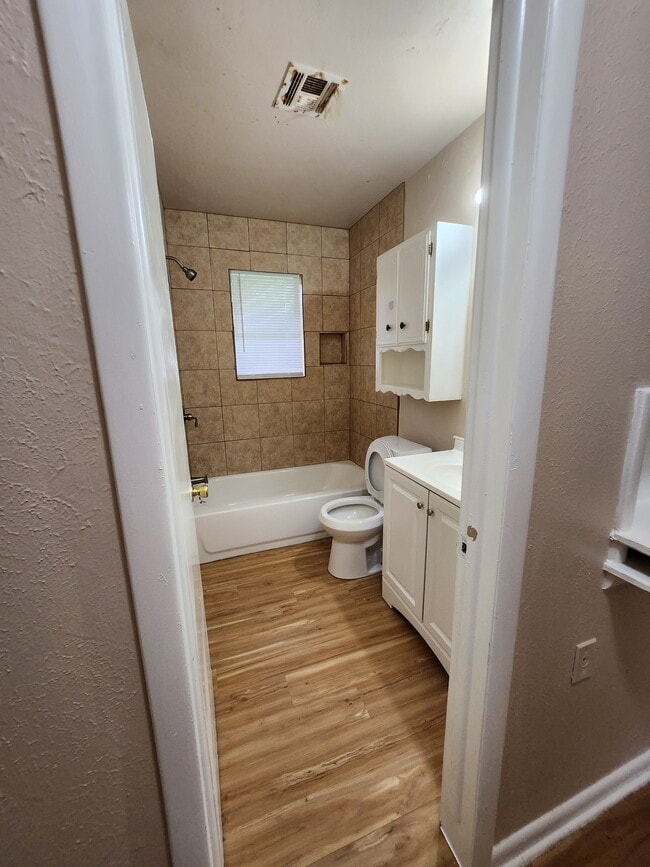 Building Photo - 729 Hedge Dr